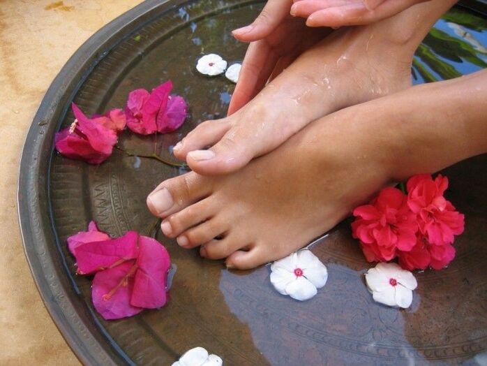 Bath with apple cider vinegar for nail fungus